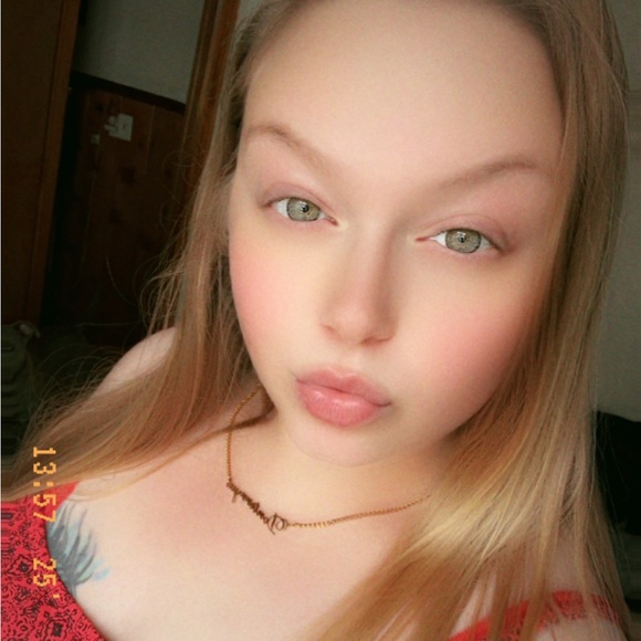 Meet your Posher, Cassandra - Picture 3 of 6